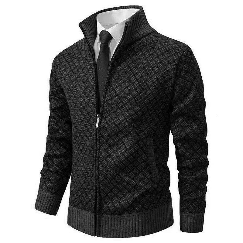 Giacca elegante nera a quadri con zip, colletto alto, abbinata a camicia bianca e cravatta nera. Moda uomo, abbigliamento formale.