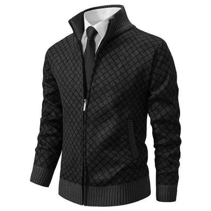 Giacca elegante nera a quadri con zip, colletto alto, abbinata a camicia bianca e cravatta nera. Moda uomo, abbigliamento formale.