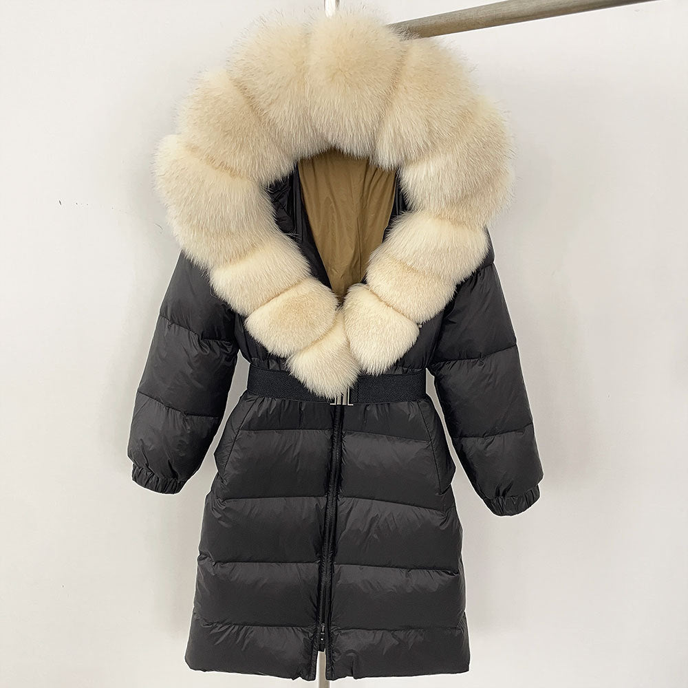 Giacca invernale nera con cappuccio in pelliccia sintetica beige, imbottitura calda, design trapuntato, ideale per climi freddi e moda invernale.