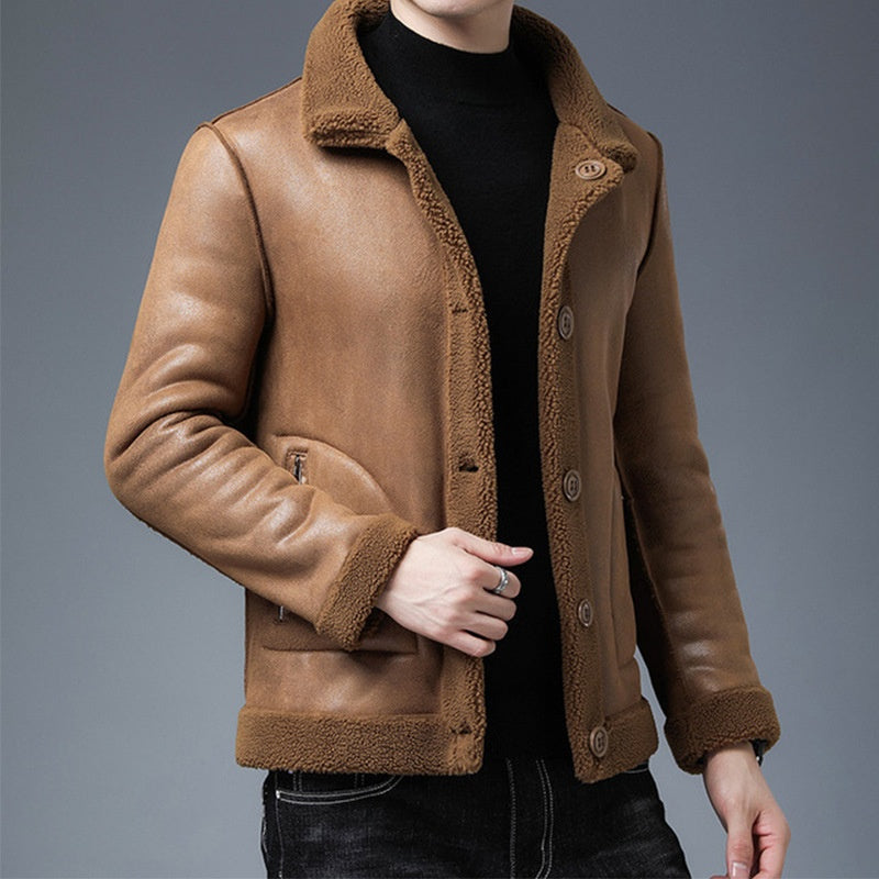 Giacca in pelle marrone da uomo con fodera in pelliccia, indossata su maglione nero. Moda invernale elegante, abbigliamento casual maschile.
