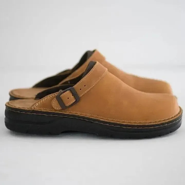 Scarpe sabot in pelle marrone con suola nera, design casual e fibbia regolabile. Calzature comode per uomo e donna, ideali per ogni stagione.