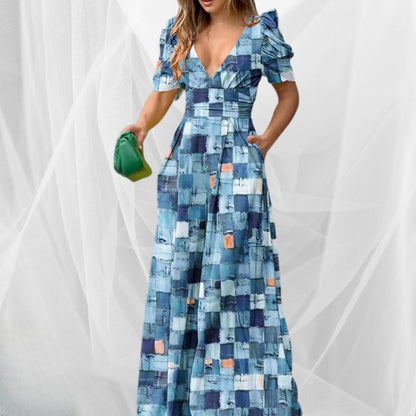 Donna con abito lungo a quadri blu e arancioni, scollatura a V, maniche corte a sbuffo, borsa verde. Moda estiva elegante, tendenze abbigliamento 2023.