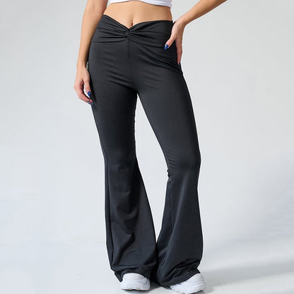 Pantaloni a zampa neri da donna, vita alta con dettaglio arricciato, abbinati a top bianco. Stile casual, moda femminile, abbigliamento comodo.