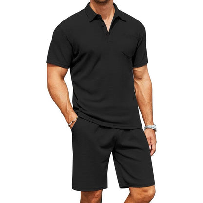 Uomo in completo estivo nero, polo e pantaloncini coordinati. Moda casual maschile, abbigliamento estivo elegante.