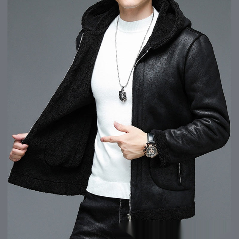 Giacca in pelle nera da uomo con cappuccio, indossata su maglione bianco. Moda maschile, abbigliamento invernale elegante e casual.