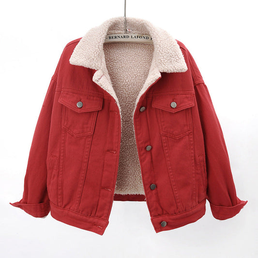 Giacca di jeans rossa con fodera in pelliccia sintetica, colletto ampio, bottoni metallici, tasche frontali. Moda autunno inverno, stile casual.