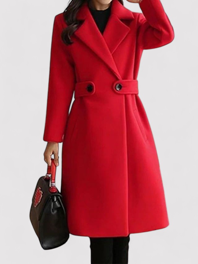 Cappotto rosso elegante da donna con cintura e bottoni, abbinato a borsa nera. Moda invernale, abbigliamento femminile chic e sofisticato.