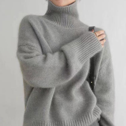 Maglione grigio a collo alto in lana morbida, stile casual e confortevole, ideale per l'inverno. Design elegante e caldo per moda autunnale.