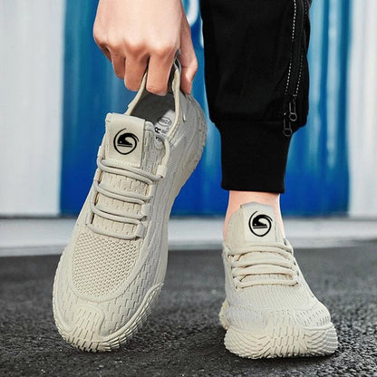 Herresportsneakers med snørebånd, rund tå og flad sål