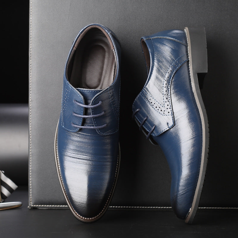 Scarpe eleganti da uomo in pelle blu lucida, con lacci e suola nera, su sfondo nero. Scarpe formali, moda maschile, calzature di lusso.