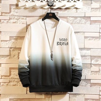 Felpa sfumata bianco-nero con scritta "Vero Brava", appesa a un appendiabiti decorativo su sfondo di mattoni. Moda casual, abbigliamento trendy.