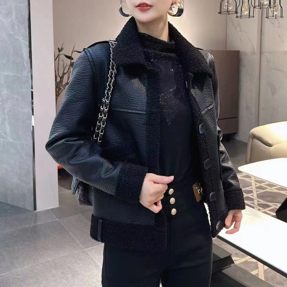 Donna con giacca di pelle nera, bottoni dorati, e borsa a catena. Moda autunno inverno, stile elegante e moderno. Outfit casual chic.