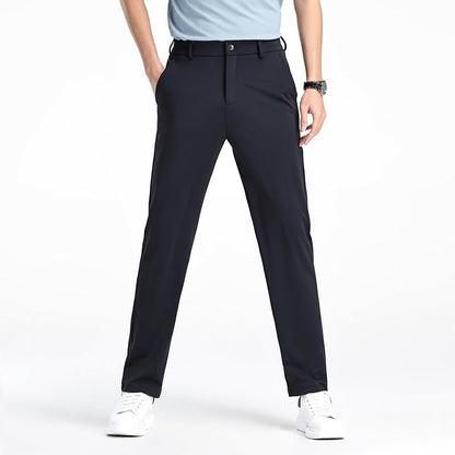 Pantaloni uomo eleganti blu scuro, vestibilità slim, tasche laterali, abbinati a maglietta azzurra e scarpe bianche. Moda maschile casual.