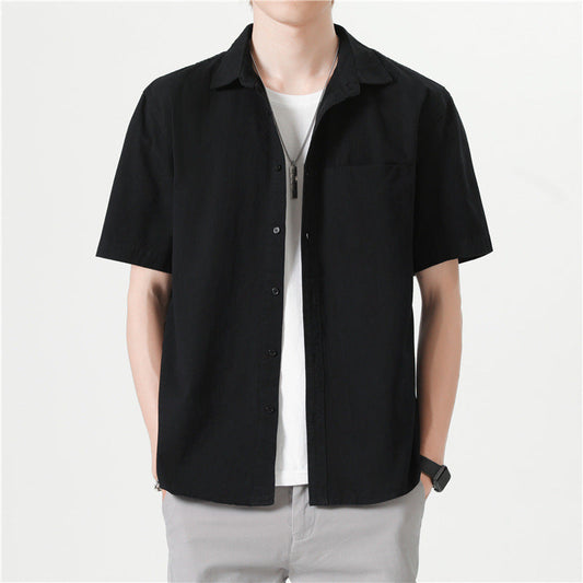 Camicia nera a maniche corte da uomo su t-shirt bianca, stile casual, moda estiva, abbigliamento maschile moderno, sfondo bianco.
