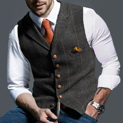 Uomo con gilet elegante grigio, camicia bianca, cravatta arancione, orologio da polso e jeans. Moda maschile, abbigliamento formale casual.