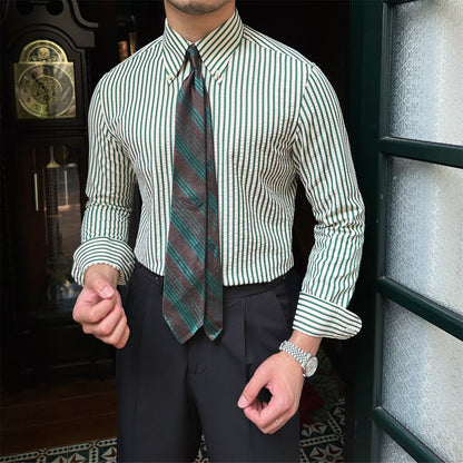 Camisa de hombre de manga larga con cuello de hebilla y motivo de rayas