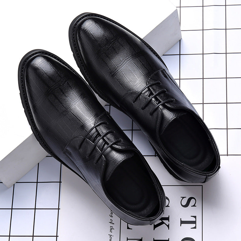 Scarpe eleganti da uomo in pelle nera, design classico con lacci, su sfondo a griglia bianca. Ideali per abbigliamento formale e occasioni speciali.
