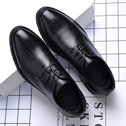 Scarpe eleganti da uomo in pelle nera, design classico con lacci, su sfondo a griglia bianca. Ideali per abbigliamento formale e occasioni speciali.