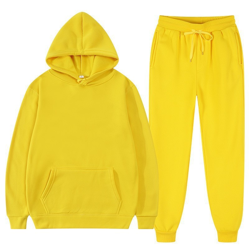 Tuta sportiva gialla unisex, composta da felpa con cappuccio e pantaloni con coulisse. Abbigliamento casual, moda streetwear, comodo e moderno.