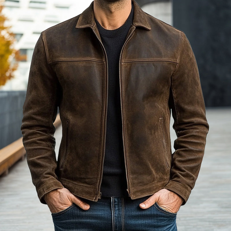 Giacca in pelle marrone da uomo, stile casual, indossata su maglia nera e jeans. Moda autunnale, abbigliamento maschile elegante e moderno.