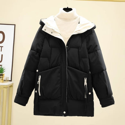 Giacca invernale nera imbottita con cappuccio, zip frontali e tasche, su sfondo chiaro. Moda donna, abbigliamento caldo, stile casual.