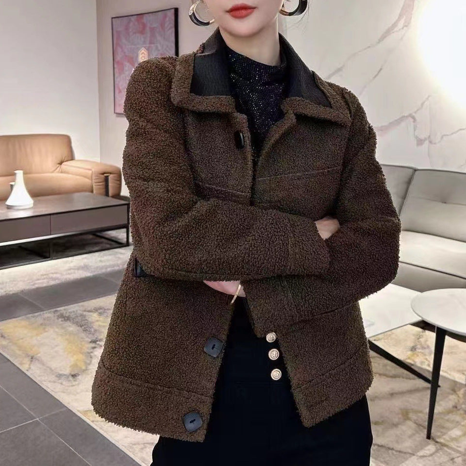 Donna con giacca in lana marrone, bottoni neri, in salotto moderno. Moda autunno inverno, abbigliamento casual elegante, tendenze 2023.