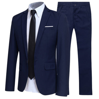 Completo elegante uomo blu scuro, giacca e pantaloni, camicia bianca e cravatta nera. Abbigliamento formale per cerimonie e ufficio.