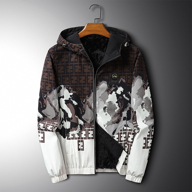 Giacca a vento con cappuccio, design geometrico marrone e bianco, chiusura a zip, motivo astratto, tessuto impermeabile, moda uomo autunno inverno.