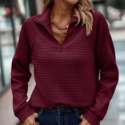 Damepullover med høj hals, lynlås og lange ærmer med striber