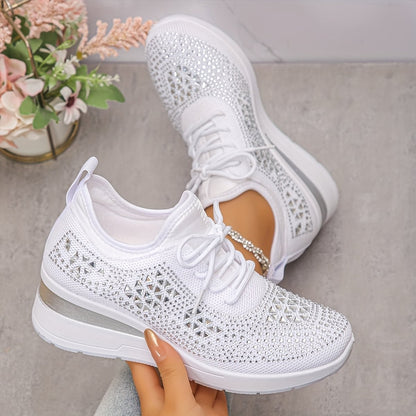 Scarpe da ginnastica bianche con strass, design elegante e moderno, suola spessa. Perfette per moda casual e sportiva. Sfondo grigio con fiori.