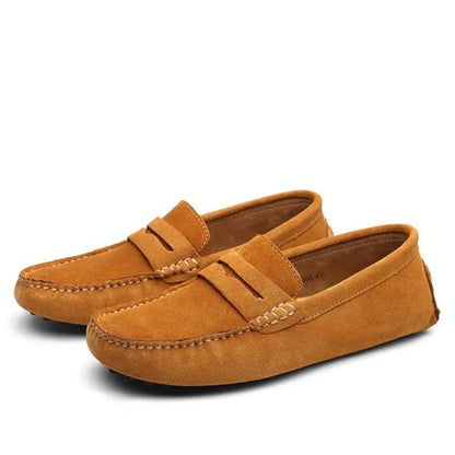 Mocassini uomo in pelle scamosciata marrone chiaro, design elegante e casual, cuciture a vista, perfetti per look estivi e autunnali.