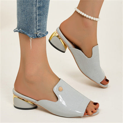 Sandali donna eleganti in pelle bianca con tacco basso dorato, indossati con jeans strappati alla caviglia e cavigliera di perle.