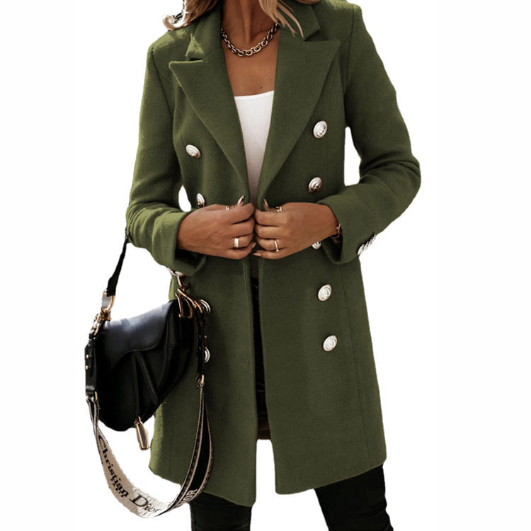 Cappotto verde militare donna, doppiopetto con bottoni argento, indossato con borsa nera a tracolla. Moda autunnale elegante e casual.