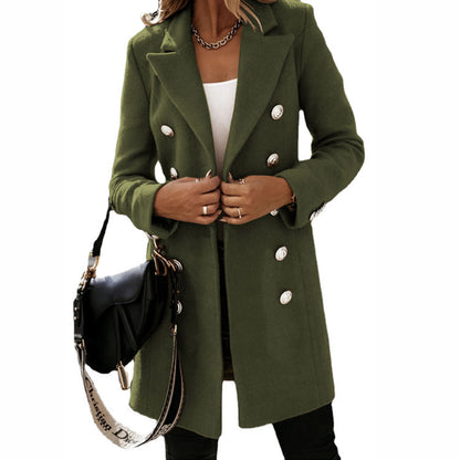 Cappotto verde militare donna, doppiopetto con bottoni argento, indossato con borsa nera a tracolla. Moda autunnale elegante e casual.