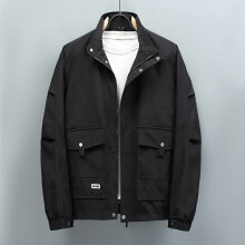 Giacca nera da uomo su gruccia, stile casual, con cerniera e tasche frontali, perfetta per moda autunnale e invernale.