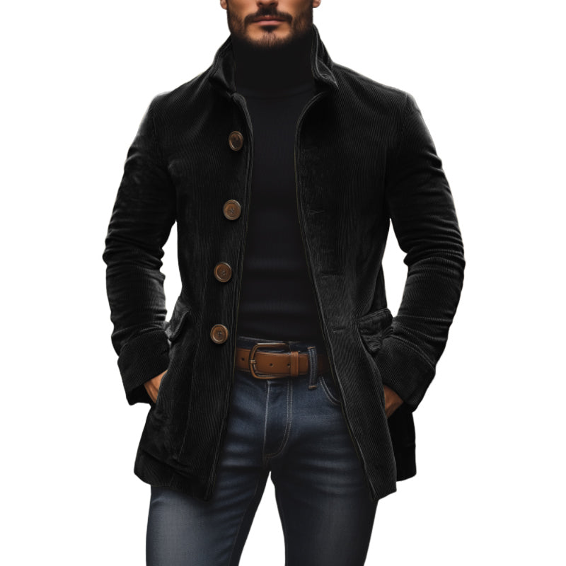 Giacca uomo in velluto nero con bottoni marroni, indossata su dolcevita nero e jeans. Moda maschile elegante, abbigliamento autunnale.