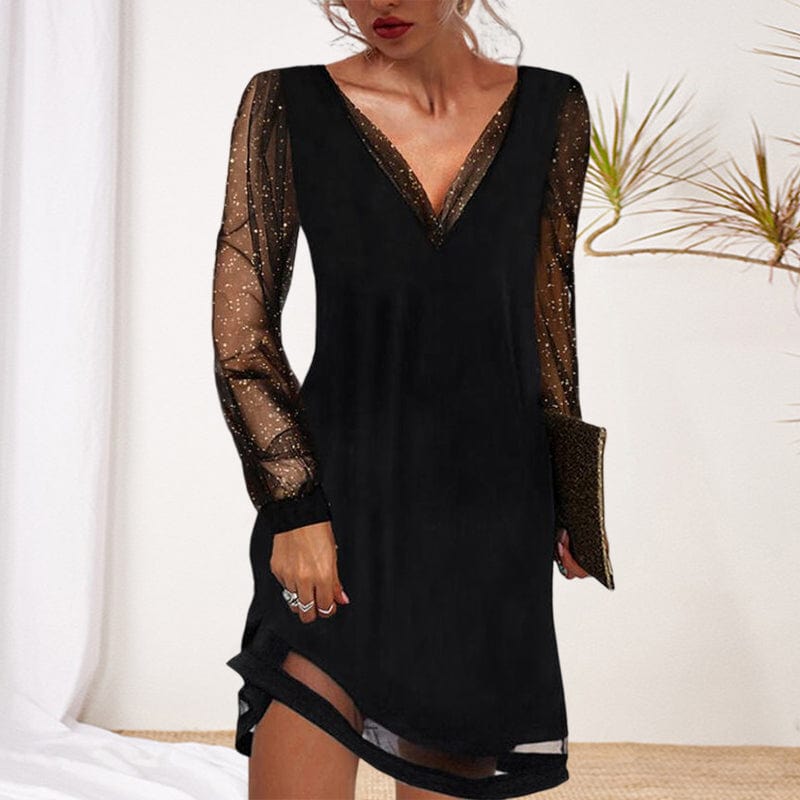 Donna in abito nero elegante con maniche trasparenti e dettagli scintillanti, tiene una pochette. Moda serale, abbigliamento femminile chic.