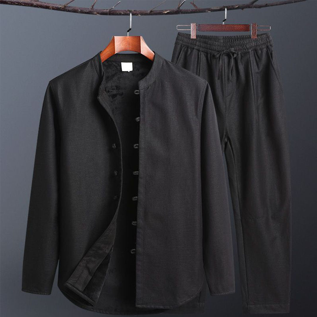Completo uomo nero in cotone, giacca con colletto alla coreana e pantaloni elasticizzati. Abbigliamento casual elegante, moda maschile.
