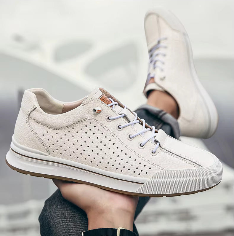 Scarpe da ginnastica bianche eleganti, design traforato, suola in gomma, stile casual, perfette per moda urbana e comfort quotidiano.