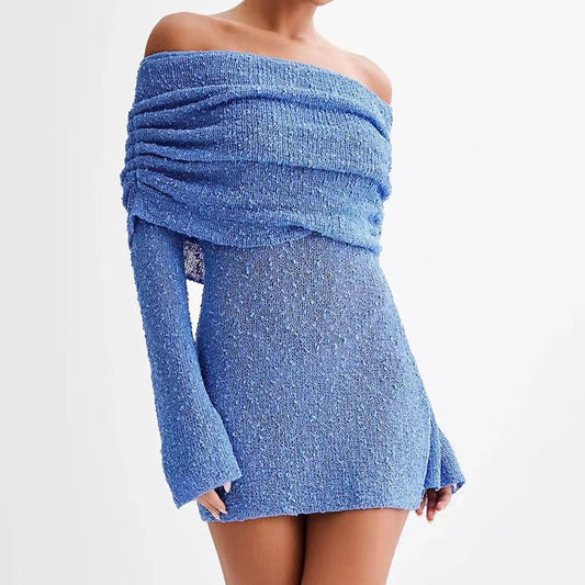 Abito corto blu brillante, spalle scoperte, manica lunga, tessuto scintillante. Moda elegante, abbigliamento femminile, stile moderno.