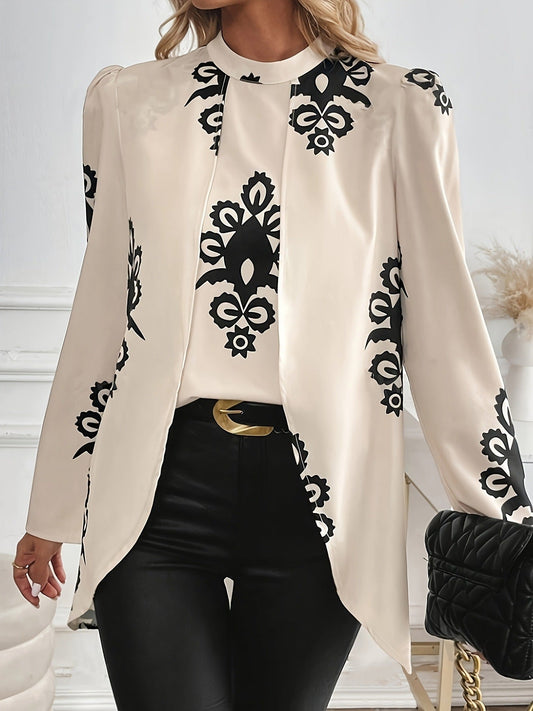 Donna con giacca bianca a motivi neri, pantaloni neri e borsa trapuntata. Moda elegante, abbigliamento femminile, stile contemporaneo.