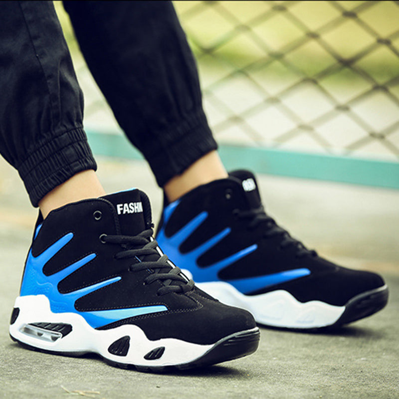 Scarpe da ginnastica alte nere e blu, design moderno, suola bianca, indossate all'aperto. Scarpe sportive uomo, moda casual, comfort e stile.