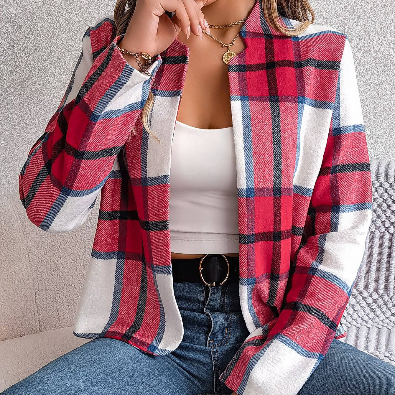 Donna con giacca a quadri rossi e bianchi, top bianco e jeans. Moda casual autunnale, stile moderno, outfit femminile trendy.