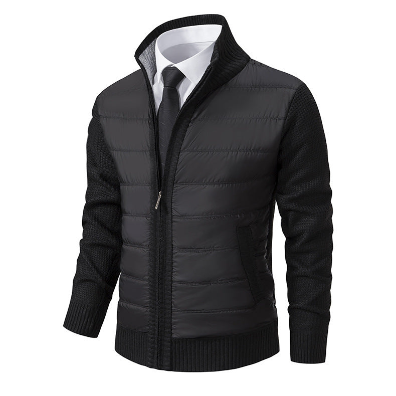 Giacca uomo elegante nera, imbottita, con maniche lavorate a maglia, zip frontale, colletto alto, abbinata a camicia bianca e cravatta nera.