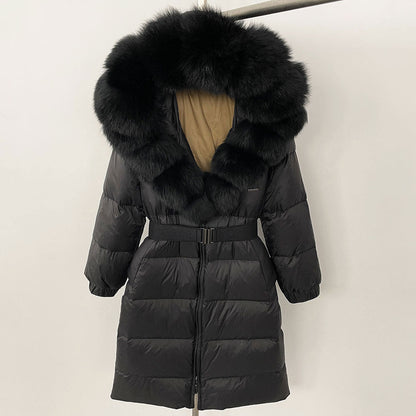 Cappotto invernale nero con cappuccio in pelliccia sintetica, imbottitura calda, cintura in vita, design elegante e moderno, ideale per il freddo.