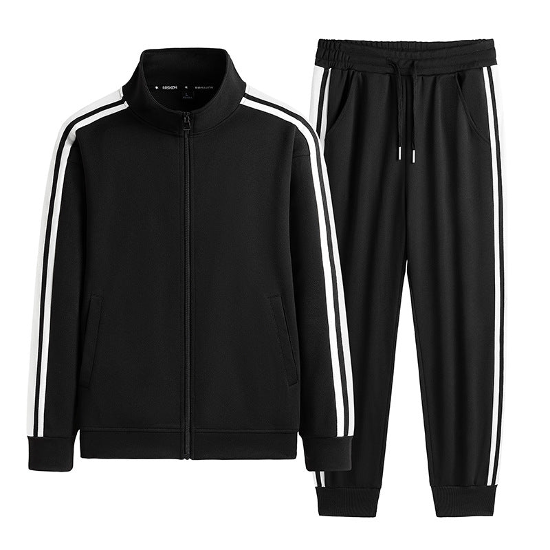 Tuta sportiva nera con strisce bianche, giacca con zip e pantaloni con coulisse. Abbigliamento casual, moda uomo, stile atletico.