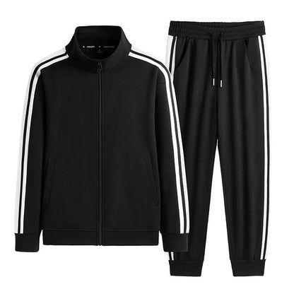 Tuta sportiva nera con strisce bianche, giacca con zip e pantaloni con coulisse. Abbigliamento casual, moda uomo, stile atletico.