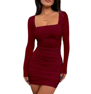 Abito corto rosso bordeaux a maniche lunghe, scollo quadrato, indossato da donna. Elegante e aderente, ideale per serate e occasioni speciali.