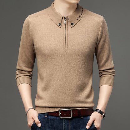 Maglione beige da uomo con colletto a zip e bottoni, maniche lunghe, abbinato a jeans blu e cintura marrone. Moda maschile elegante e casual.