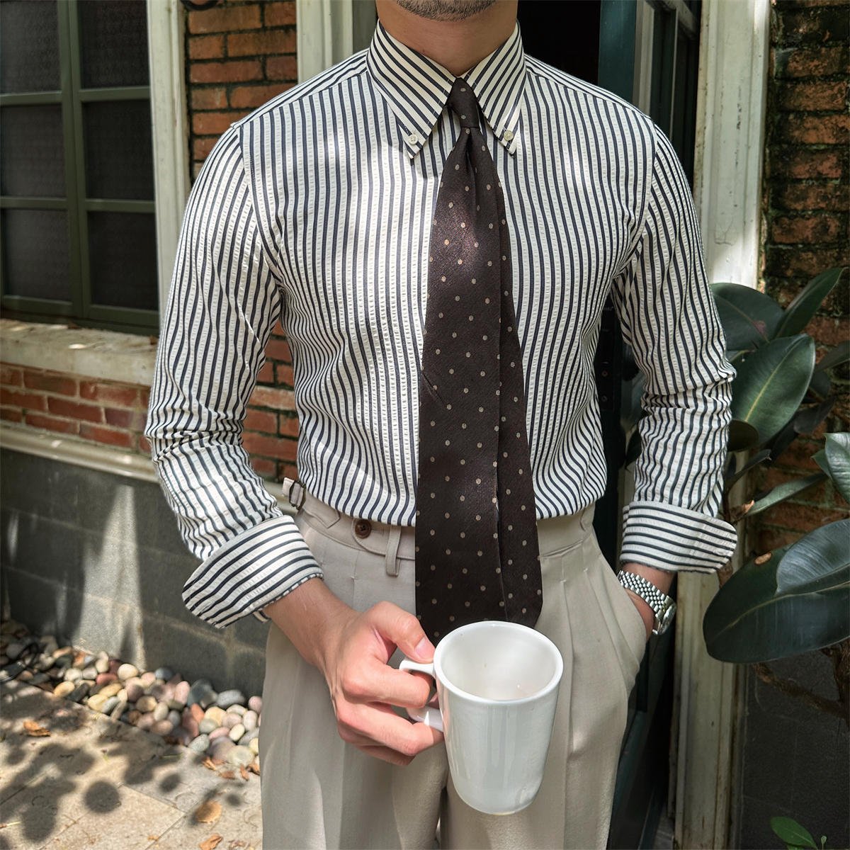 Camisa de hombre de manga larga con cuello de hebilla y motivo de rayas